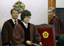 헌재, 새해부터 탄핵 재판 본격화… 검찰 “수사기록 제출 협의”