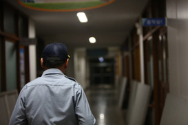 ‘현대판 노예계약’ 서울 학교 경비원, 시급 올리고 휴무일 확대