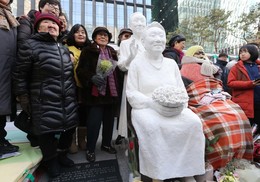 수요집회 25주년…소녀상 옆에 선 할머니 동상