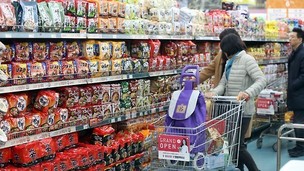 [한겨레 사설] 소득은 줄고 물가는 오르고, 서민 고통 너무 크다 