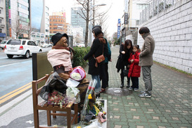 부산 소녀상, 대학생이 지킨다