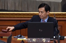 한은 총재  “올 성장률  2.5% 전망…민간소비 위축 탓 ”