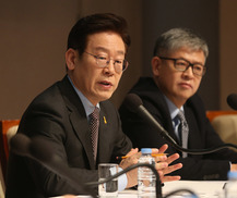 이재명 “전략이나 세력보다 정체성·경험 중요” 