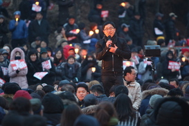 춘천 촛불집회 ‘김제동이 떴다’…“대한민국, 우리 모두의 나라로”