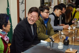 이재명 ‘흙수저후원회’ 소액 후원으로 8억 모금