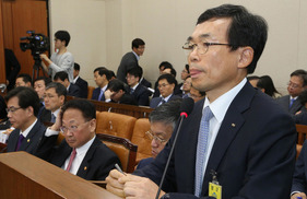 [한겨레 사설] 전경련 망친 이승철 부회장 퇴직금이 20억이라니