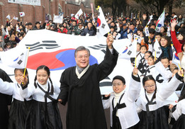 문재인·이재명 “3·1운동 정신은 ‘촛불’”, 안희정·안철수 “대통합, 헌법정신” 강조