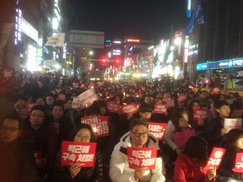 부산에서 켜진 3만개의 촛불 “박근혜를 즉각 탄핵하라”