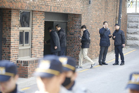 사저 주변 북적…청와대 앞은 고요