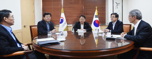리더십 잃은 한국 경제, ‘박근혜 지우기’·‘대외 위기관리’ 과제