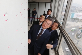 광주 찾은 문재인 “5·18 정신, 헌법 전문에 넣겠다”