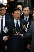 검찰, 신동빈 롯데 회장 내일 소환…뇌물공여 혐의 조사