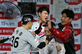 서건창, 사이클링 히트…LG는 개막 후 6연승 신바람