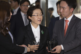 ‘문재인 비방 카톡’ 신연희 강남구청장 경찰 출석