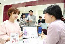갤럭시S8 21일 출시…‘붉은 화면’ 논란 잘 넘을까