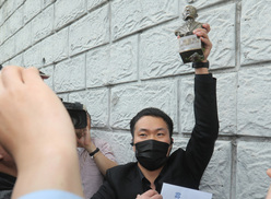 [오늘의 사진] 박정희 흉상 들고 소녀상 철거 외치는 남성