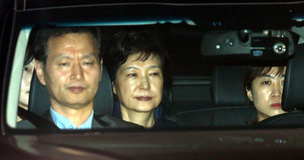 재판 앞둔 박근혜, 낡은 ‘방패’ 바꿀까?