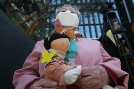 [Photo] Comfort doll in comfort woman’s arms 
