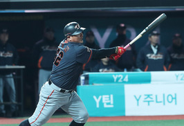 김태균, 64경기 연속 출루…KBO리그 신기록 세웠다