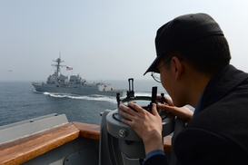 북 긴장고조 없었지만…미 항모 동해로, 구축함은 서해로