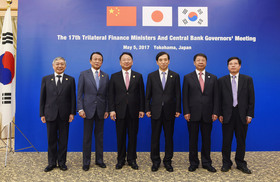 한중일 “보호무역주의 배격” 공동선언…G20 삭제 문구 살려