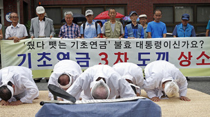 [한겨레 사설] 빈곤 탓에 은퇴하고도 일하는 한국의 노인들