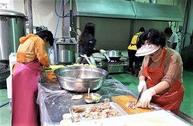 김해 봉하마을서 개표방송 보며 잔치 한마당