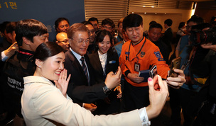 문 대통령, 인천공항 1만명 정규직화 길 텄다