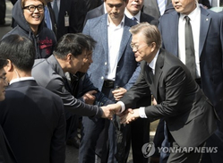 문 대통령, 방탄차량서 내려 주민들에 “불편하셨죠”