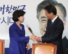 임종석에 장미 받은 추미애 “아름다운 남자, 환영” 