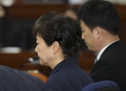 혐의 부인하는 박근혜 전 대통령, 헌재 결정문 무시?