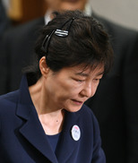 ‘꼿꼿’보다 ‘차분’…홀로 법정 선 박근혜