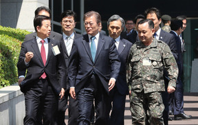 [한겨레 사설] 두번 연기한 전시작전권, 되도록 빨리 되찾아와야