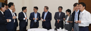 문 대통령 “공식행사 외에는 사비결제”…청와대, 특수비 53억원 절감