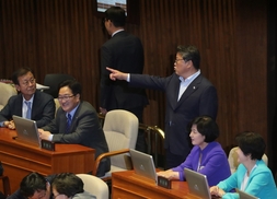 조원진 ‘삿대질’에 민주당, “대선 후보 품격 지켜라” 응수