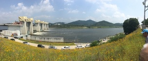 금강 공주보 인근 주민들 “왜 안여는 겨?” “열린 거래유”