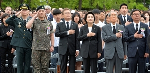 현충일 문 대통령 옆자리엔 ‘지뢰사고 부상군인’