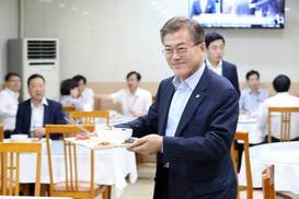 [포토] 청와대 직원식당 또 ‘깜짝 방문’한 문 대통령