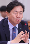 김영춘 “부산시장 출마, 지금은 생각 없다”