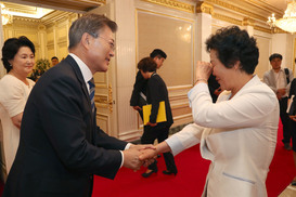 문 대통령, 파독광부 등 260여명 ‘보훈가족’과 오찬 