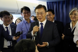 문 대통령 “핵 동결 북한에 무엇을 줄지 미국과 협의”