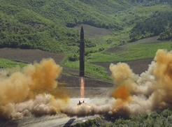 [한겨레 사설] 북 ICBM, 강하게 대응하되 ‘주도권’ 잃지 말아야
