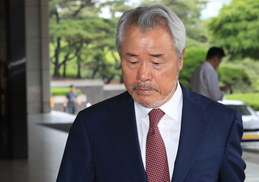 ‘갑질·보복영업’ 미스터피자 창업주 정우현 구속기소