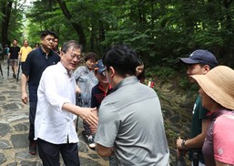 [포토] 문 대통령, 소탈한 오대산 산행…시민들 “동네 주민인 줄”