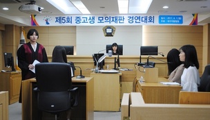 “아이들에게 피해 준 거 인정하나요?”…법복 입고 ‘핵사이다’ 발언