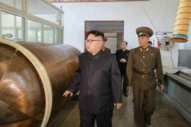김정은 “로켓 엔진·탄두 꽝꽝 생산해야”