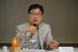 윤부근 “선장 부재, 배 가라앉는 것 순식간”…독일서 이재용찬가 