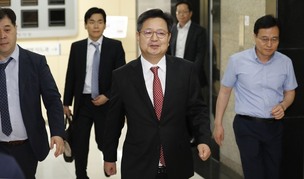 [영상] 김장겸 사장 고용부 출석…“물러나라” VS “힘내라” 