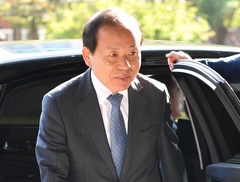 문 대통령 “헌재소장 권한대행 부정, 국법질서에 맞지 않아”