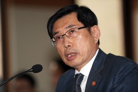 박상기 법무부 장관 “이명박 전 대통령 혐의 드러나면 수사대상”